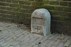 900810 Afbeelding van een hardstenen paaltje (grenssteen? eigendomssteen?) met een kruis en het nummer 481 in de ...